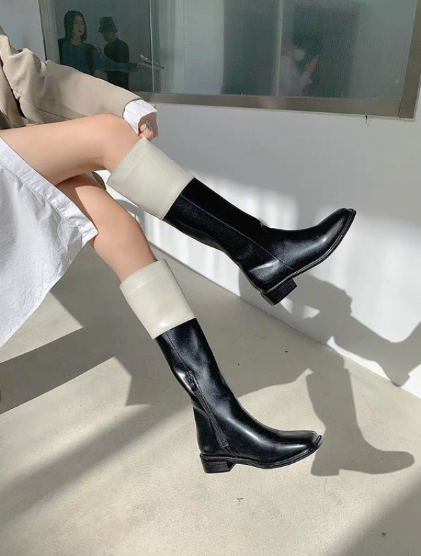 Sepatu Boot Berwarna Monokrom